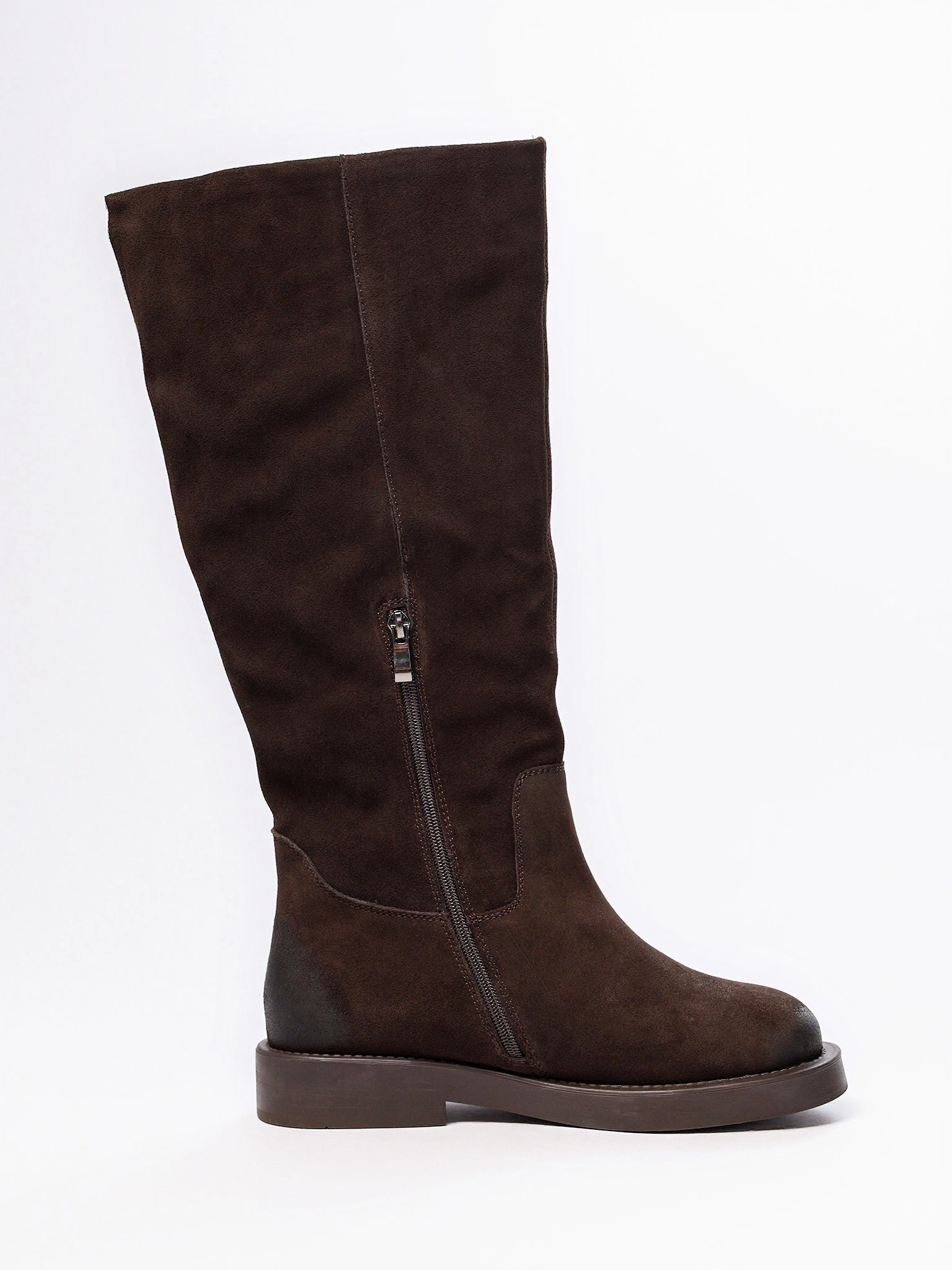 Сапоги коричневого цвета на низком каблуке